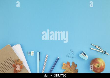 Kreative flach Draufsicht zurück zu Schule Konzept mit Wecker, Farbe Schul- und Büromaterialien auf hell türkis Papier Tabelle Rahmen Hintergrund Stockfoto