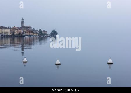ITALIEN, SALO - 13. FEBRUAR: Panoramablick auf den Kai der Stadt Salo am Gardasee in Italien am 13. Februar 2017 Stockfoto