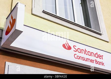 Die Santander Consumer Bank AG, das Markenlogo der Bank- und Finanzdienstleistungsgruppe der deutschen Kreditinstitute auf ihrem Bürogebäude in Bialystok, Pol Stockfoto