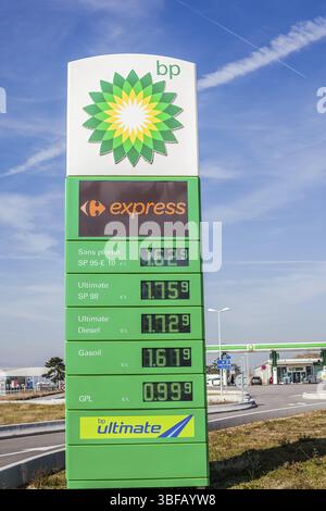 LYON, FRANKREICH - 26. FEBRUAR 2019: BP plc (ehemals British Petroleum Company plc) britisches multinationales Öl- und Gasunternehmen Logo auf seinem Gasdienstleister Stockfoto