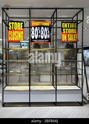 Ottawa, Kanada - 27. Mai 2025: Schilder für Liquidationsverkauf im Hudson’s Bay Store in der Rideau Street. The Bay wird bald alle 80 Geschäfte und Lay schließen Stockfoto