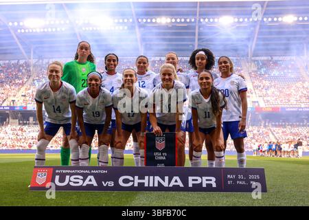 St. Paul, Minnesota, USA. 31. Mai 2025. US-Spieler posieren für ein Mannschaftsfoto. Die US-amerikanischen und chinesischen Frauen-Nationalmannschaften standen am 31. Mai 2025 auf dem Allianz Field in St. Paul Minnesota gegenüber. Die Vereinigten Staaten siegten mit 3:0. (Kreditbild: © Michael Turner/ZUMA Press Wire) NUR REDAKTIONELLE VERWENDUNG! Nicht für kommerzielle ZWECKE! Stockfoto