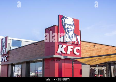 SAGUNTO, SPANIEN - 08. FEBRUAR 2019: Logo des Fastfood-Restaurants KFC Fried Chicken in seinem Gebäude im Sagunto Einkaufsviertel, Spanien. Klar hell Stockfoto