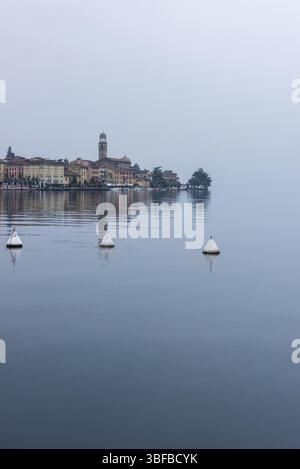 ITALIEN, SALO - 13. FEBRUAR: Panoramablick auf den Kai der Stadt Salo am Gardasee in Italien am 13. Februar 2017 Stockfoto