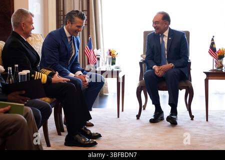 Verteidigungsminister Pete Hegseth trifft sich mit dem malaysischen Premierminister Anwar Ibrahim beim 22. Shangri-La Dialog in Singapur am 31. Mai 2025. (DOD-Foto von US Navy Petty Officer 1. Klasse Alexander Kubitza) Stockfoto