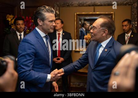 Verteidigungsminister Pete Hegseth trifft sich mit dem malaysischen Premierminister Anwar Ibrahim beim 22. Shangri-La Dialog in Singapur am 31. Mai 2025. (DOD-Foto von US Navy Petty Officer 1. Klasse Alexander Kubitza) Stockfoto