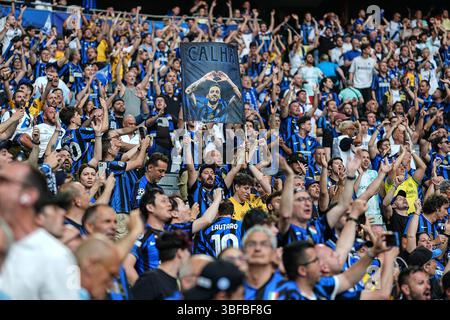 München, Deutschland. 31. Mai 2025. Die Fans von Inter Mailand jubeln das Team vor dem Endspiel der UEFA Champions League zwischen Paris Saint-Germain und Inter Mailand am 31. Mai 2025 in München an. Quelle: Peng Ziyang/Xinhua/Alamy Live News Stockfoto