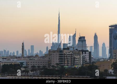 Vereinigte Arabische Emirate, DUBAI - 27. DEZEMBER: Blick auf die Stadt Dubai vom Ufer des Dubai Creek bei Nacht am 27. Dezember 2014 Stockfoto