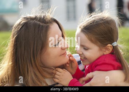 Mutter und Tochter haben Spaß auf der Wiese Stockfoto
