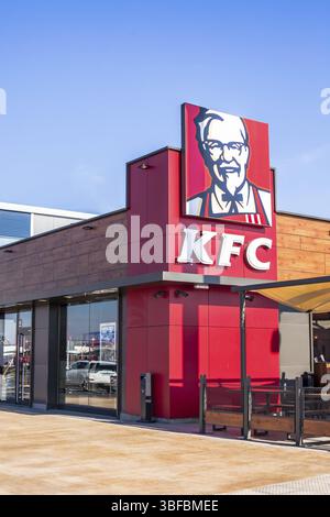 SAGUNTO, SPANIEN - 08. FEBRUAR 2019: Logo des Fastfood-Restaurants KFC Fried Chicken in seinem Gebäude im Sagunto Einkaufsviertel, Spanien. Klar hell Stockfoto