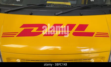 Penang, Malaysia – 16. April 2025: Ein DHL-Lieferwagen steht mit seiner leuchtend gelben Farbe und dem unverwechselbaren Logo deutlich für den Pakettransport bereit Stockfoto