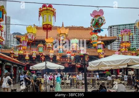 Das Gebäude des Wong Tai Sin Tempels und hängende Laternen befinden sich in Hong Kong City. Foto an einem bewölkten Tag Stockfoto