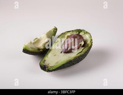 Reife Avocadoscheiben auf weißem Hintergrund Stockfoto