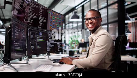 Lächelnder Afroamerikanischer Mann Entwickelt Webcode Auf Dem Computerbildschirm Stockfoto