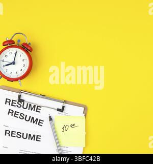 Kreative, oben flach auf dem Schreibtisch mit Resume Dokumente Platz auf kräftigen gelben Hintergrund im minimalistischen Stil kopieren. Konzept der neuen Job, Einstellung Einstellung Stockfoto