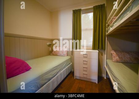Schlafzimmer in einer Ferienhütte Stockfoto