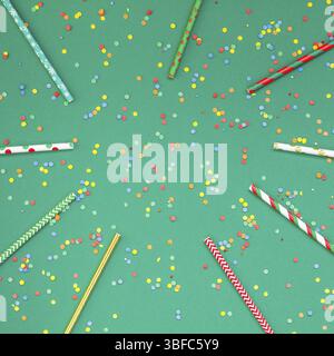 Silvester oder Weihnachten Muster 2019 flach Draufsicht Xmas holiday Feier trinken Cocktail Strohhalme Grünbuch bunte Konfetti Hintergrund. Stockfoto