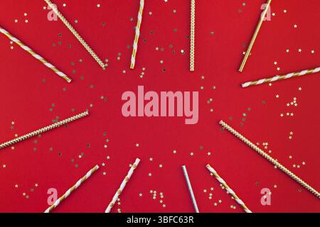 Silvester oder Weihnachten Muster flach Draufsicht Xmas holiday 2019 Feier trinken Cocktail Party Trinkhalme rot Papier golden glänzt Hintergrund. Tem Stockfoto