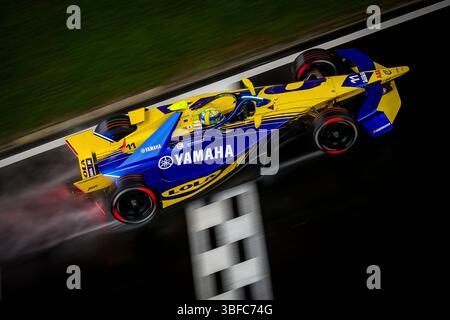 Shanghai, Chine. Juni 2025. 11 DI GRASSI Lucas (BH), Lola Yamaha ABT Formula E Team, Lola-Yamaha T001, Action-Pluie, Regen während des Shanghai ePrix, 10. Und 11. Runde der ABB FIA Formel E Weltmeisterschaft 2024-25, auf dem Shanghai International Circuit vom 31. Mai bis 1. Juni 2025 in Shanghai, China - Foto Paulo Maria/DPPI Credit: DPPI Media/Alamy Live News Stockfoto