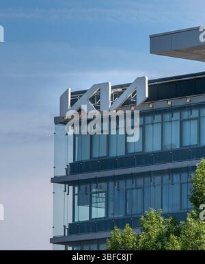 Bratislava, Slowakei - 10. Mai 2025 : Kia-Schild auf dem Gebäude. Kia Corporation ist ein südkoreanischer Automobilhersteller mit Hauptsitz Stockfoto