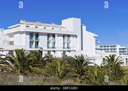 Neues Resort Appartementhaus gegen strahlend blauen Himmel. Horizontalen Schuss Stockfoto