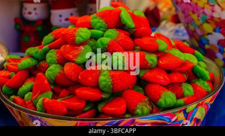 Bunte Jelly Bondies in einer Schüssel mit Erdbeerformen Stockfoto