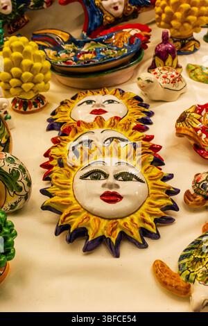 Bunte Sonnenkeramik und dekorative Kunsthandwerksgegenstände Stockfoto