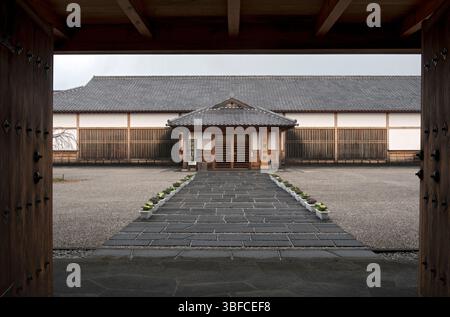Blick durch das Nagaya Tor auf das Ausstellungshalle im Hagi Museum im Naturschutzgebiet traditioneller Gebäude, Yamaguchi, Japan Stockfoto