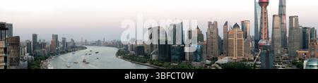 Shanghai, China - 01. Mai 2025: Luftansicht auf die Skyline der modernen Stadt und die Gebäude bei Sonnenaufgang in Shanghai. Stockfoto