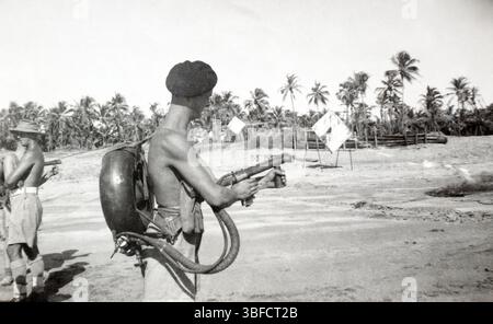Britische Soldaten, die mit Flammenwerfern üben, essen während des Zweiten Weltkriegs irgendwo im Fernen. Stockfoto