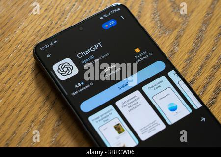 ChatGPT, von Open AI, Installationsbildschirm auf einem Android-Smartphone, Großbritannien. Konzept: Falsche Informationen, Fehlinformationen, falsche Informationen, Logo, LLM Stockfoto