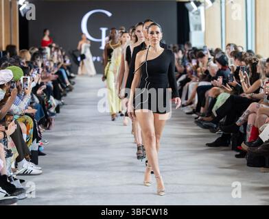 Toronto, Kanada. 31. Mai 2025. Models präsentieren Kreationen auf der Fashion Art Toronto's Fashion Week Spring/Summer 2025 in Toronto, Kanada, am 31. Mai 2025. Die jährliche Modenschau findet hier vom 29. Mai bis 1. Juni statt. Quelle: Zou Zheng/Xinhua/Alamy Live News Stockfoto