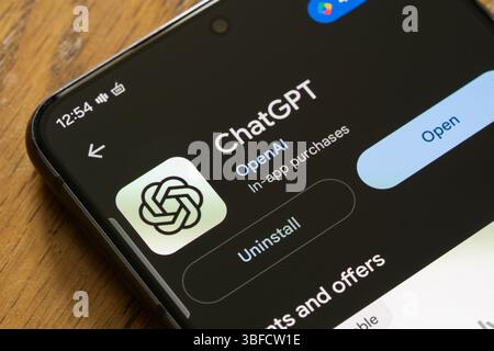 ChatGPT, von Open AI, Installationsbildschirm auf einem Android-Smartphone, Großbritannien. Konzept: Falsche Informationen, Fehlinformationen, falsche Informationen, Logo, LLM Stockfoto