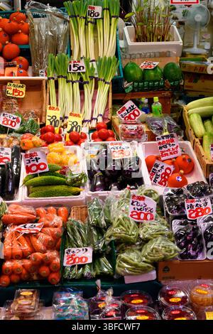 Gemüse und Obst auf dem Omicho Frischmarkt in Kanazawa, Japan, Asien. Stockfoto