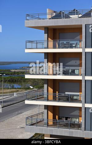Neues Resort Appartementhaus gegen strahlend blauen Himmel. Vertikale erschossen Stockfoto
