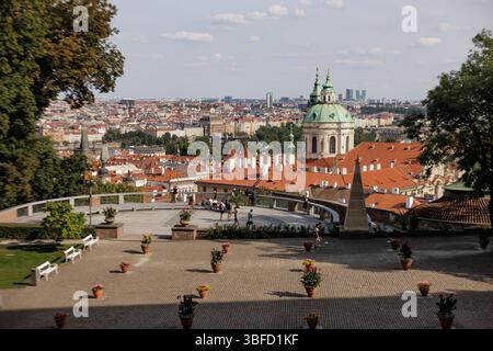 Prag, Tschechische republik - 26. Juli 2024: Touristen bewundern prager Stadtbild mit St. Nikolaikirche aus vrtba-Garten Stockfoto