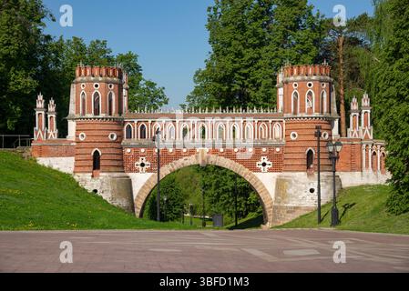 Alte Brücke im Zaritsyno-Palast und Park-Komplex, Moskau, Russland Stockfoto
