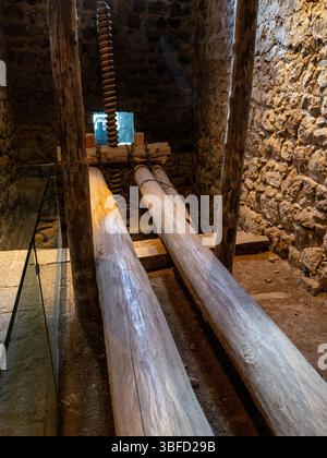Tatev, Armenien - 25. Mai 2025: Große Holzpresse in der alten Ölpresse Dzit Han des Klosters Tatev in der armenischen Provinz Syunik Stockfoto