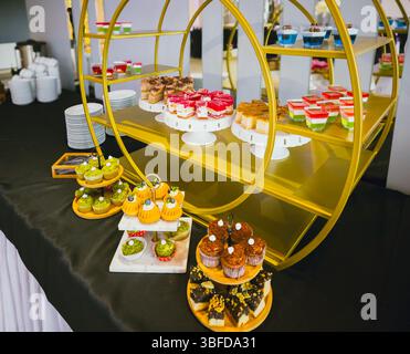 Elegantes Dessertbuffet mit verschiedenen Kuchen und Süßigkeiten bei einem Catering-Event Stockfoto