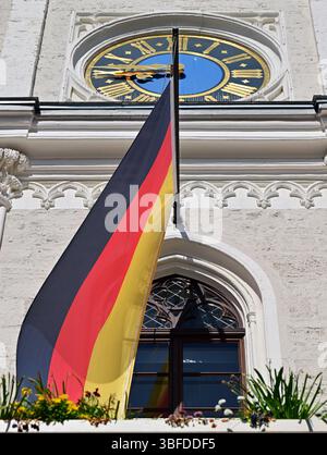 Weimar, Deutschland. 30. Mai 2025. Eine deutsche Flagge fliegt vor dem historischen Rathaus von Weimar auf dem Marktplatz. Das permanente Fahnenfliegen auf öffentlichen Gebäuden wird zu einem Thema. Immer mehr Kreise in Thüringen diskutieren darüber, ob vor Schulen und Verwaltungsgebäuden ständig Fahnen fliegen sollen. Quelle: Martin Schutt/dpa/Alamy Live News Stockfoto