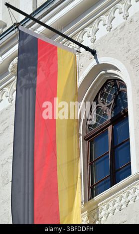 Weimar, Deutschland. 30. Mai 2025. Eine deutsche Flagge fliegt vor dem historischen Rathaus von Weimar auf dem Marktplatz. Das permanente Fahnenfliegen auf öffentlichen Gebäuden wird zu einem Thema. Immer mehr Kreise in Thüringen diskutieren darüber, ob vor Schulen und Verwaltungsgebäuden ständig Fahnen fliegen sollen. Quelle: Martin Schutt/dpa/Alamy Live News Stockfoto