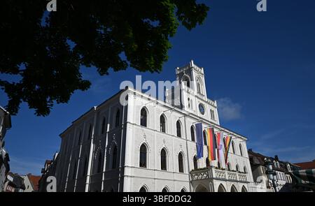 Weimar, Deutschland. 30. Mai 2025. Flaggen für Europa, Deutschland, Thüringen und Weimar fliegen vor dem historischen Rathaus von Weimar auf dem Marktplatz. Das permanente Fahnenfliegen auf öffentlichen Gebäuden wird zu einem Thema. Immer mehr Kreise in Thüringen diskutieren darüber, ob vor Schulen und Verwaltungsgebäuden ständig Fahnen fliegen sollen. Quelle: Martin Schutt/dpa/Alamy Live News Stockfoto