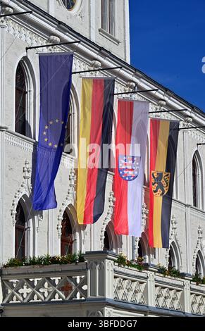 Weimar, Deutschland. 30. Mai 2025. Flaggen für Europa, Deutschland, Thüringen und Weimar fliegen vor dem historischen Rathaus von Weimar auf dem Marktplatz. Das permanente Fahnenfliegen auf öffentlichen Gebäuden wird zu einem Thema. Immer mehr Kreise in Thüringen diskutieren darüber, ob vor Schulen und Verwaltungsgebäuden ständig Fahnen fliegen sollen. Quelle: Martin Schutt/dpa/Alamy Live News Stockfoto