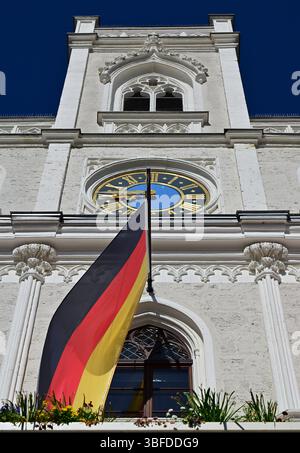 Weimar, Deutschland. 30. Mai 2025. Eine deutsche Flagge fliegt vor dem historischen Rathaus von Weimar auf dem Marktplatz. Das permanente Fahnenfliegen auf öffentlichen Gebäuden wird zu einem Thema. Immer mehr Kreise in Thüringen diskutieren darüber, ob vor Schulen und Verwaltungsgebäuden ständig Fahnen fliegen sollen. Quelle: Martin Schutt/dpa/Alamy Live News Stockfoto