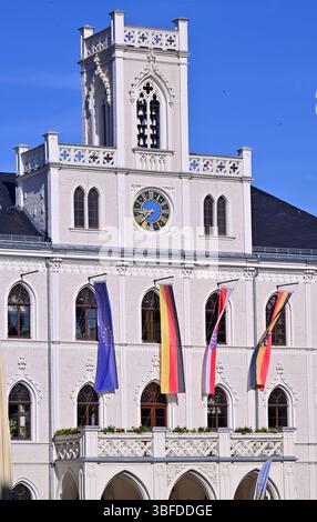 Weimar, Deutschland. 30. Mai 2025. Flaggen für Europa, Deutschland, Thüringen und Weimar fliegen vor dem historischen Rathaus von Weimar auf dem Marktplatz. Das permanente Fahnenfliegen auf öffentlichen Gebäuden wird zu einem Thema. Immer mehr Kreise in Thüringen diskutieren darüber, ob vor Schulen und Verwaltungsgebäuden ständig Fahnen fliegen sollen. Quelle: Martin Schutt/dpa/Alamy Live News Stockfoto