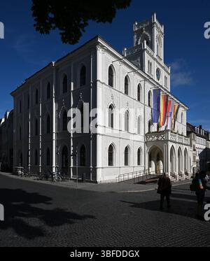 Weimar, Deutschland. 30. Mai 2025. Flaggen für Europa, Deutschland, Thüringen und Weimar fliegen vor dem historischen Rathaus von Weimar auf dem Marktplatz. Das permanente Fahnenfliegen auf öffentlichen Gebäuden wird zu einem Thema. Immer mehr Kreise in Thüringen diskutieren darüber, ob vor Schulen und Verwaltungsgebäuden ständig Fahnen fliegen sollen. Quelle: Martin Schutt/dpa/Alamy Live News Stockfoto
