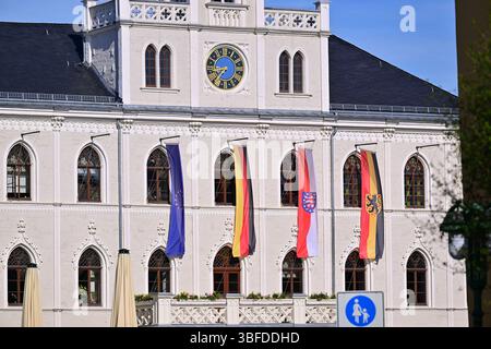 Weimar, Deutschland. 30. Mai 2025. Flaggen für Europa, Deutschland, Thüringen und Weimar fliegen vor dem historischen Rathaus von Weimar auf dem Marktplatz. Das permanente Fahnenfliegen auf öffentlichen Gebäuden wird zu einem Thema. Immer mehr Kreise in Thüringen diskutieren darüber, ob vor Schulen und Verwaltungsgebäuden ständig Fahnen fliegen sollen. Quelle: Martin Schutt/dpa/Alamy Live News Stockfoto