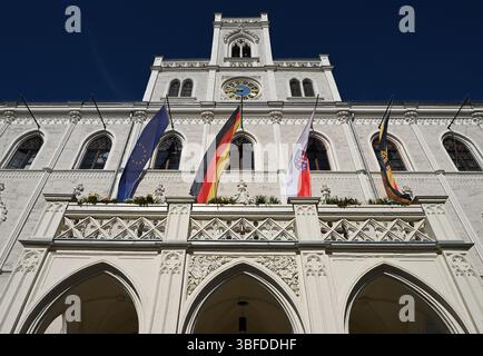 Weimar, Deutschland. 30. Mai 2025. Flaggen für Europa, Deutschland, Thüringen und Weimar fliegen vor dem historischen Rathaus von Weimar auf dem Marktplatz. Das permanente Fahnenfliegen auf öffentlichen Gebäuden wird zu einem Thema. Immer mehr Kreise in Thüringen diskutieren darüber, ob vor Schulen und Verwaltungsgebäuden ständig Fahnen fliegen sollen. Quelle: Martin Schutt/dpa/Alamy Live News Stockfoto