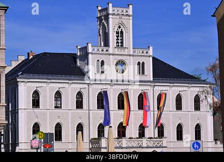 Weimar, Deutschland. 30. Mai 2025. Flaggen für Europa, Deutschland, Thüringen und Weimar fliegen vor dem historischen Rathaus von Weimar auf dem Marktplatz. Das permanente Fahnenfliegen auf öffentlichen Gebäuden wird zu einem Thema. Immer mehr Kreise in Thüringen diskutieren darüber, ob vor Schulen und Verwaltungsgebäuden ständig Fahnen fliegen sollen. Quelle: Martin Schutt/dpa/Alamy Live News Stockfoto