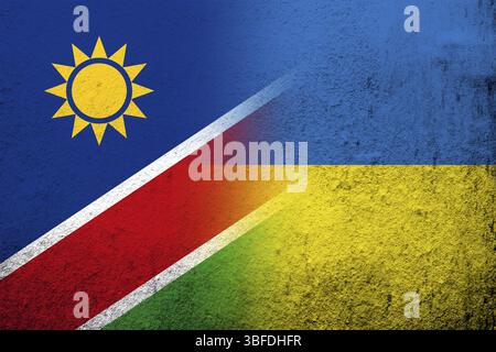 Die Republik Namibia Nationalflagge mit Nationalflagge der Ukraine. Grungen Hintergrund Stockfoto